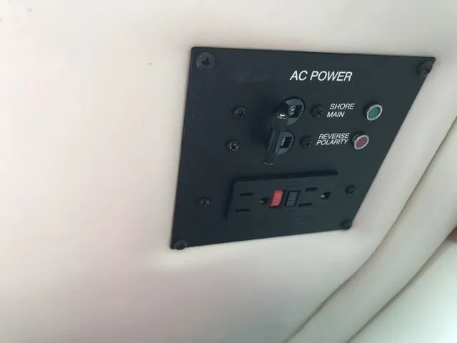 Slide: The Image of Four Winns 245 Sundowner 2003 - 24