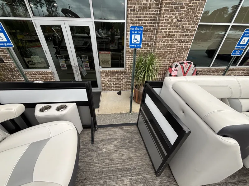 Slide: The Image of Viaggio Diamante D21U w/Suzuki 140HP Engine and Trailer Included 2021 - 11