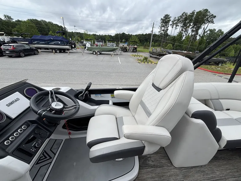 Slide: The Image of Viaggio Diamante D21U w/Suzuki 140HP Engine and Trailer Included 2021 - 19