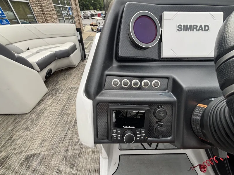 Slide: The Image of Viaggio Diamante D21U w/Suzuki 140HP Engine and Trailer Included 2021 - 20