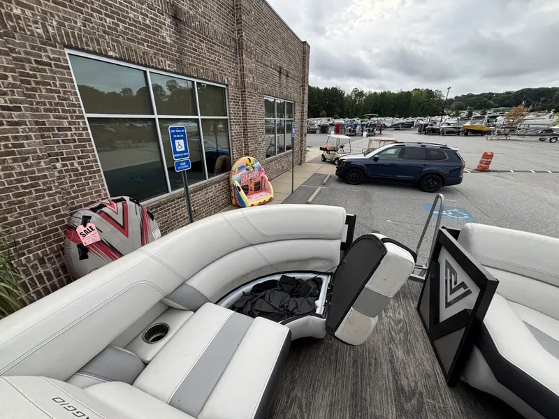 Slide: The Image of Viaggio Diamante D21U w/Suzuki 140HP Engine and Trailer Included 2021 - 22