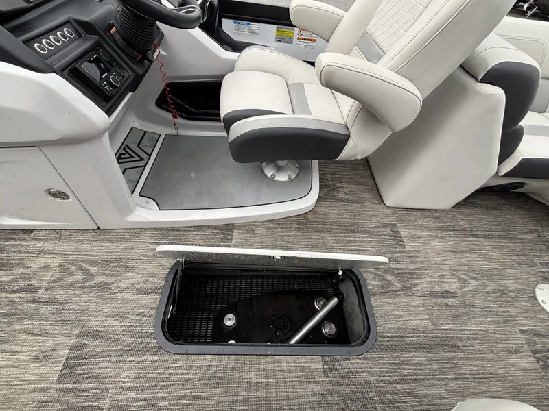 Slide: The Image of Viaggio Diamante D21U w/Suzuki 140HP Engine and Trailer Included 2021 - 23