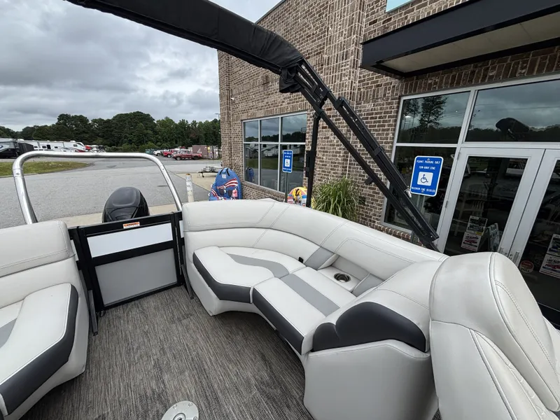 Slide: The Image of Viaggio Diamante D21U w/Suzuki 140HP Engine and Trailer Included 2021 - 28