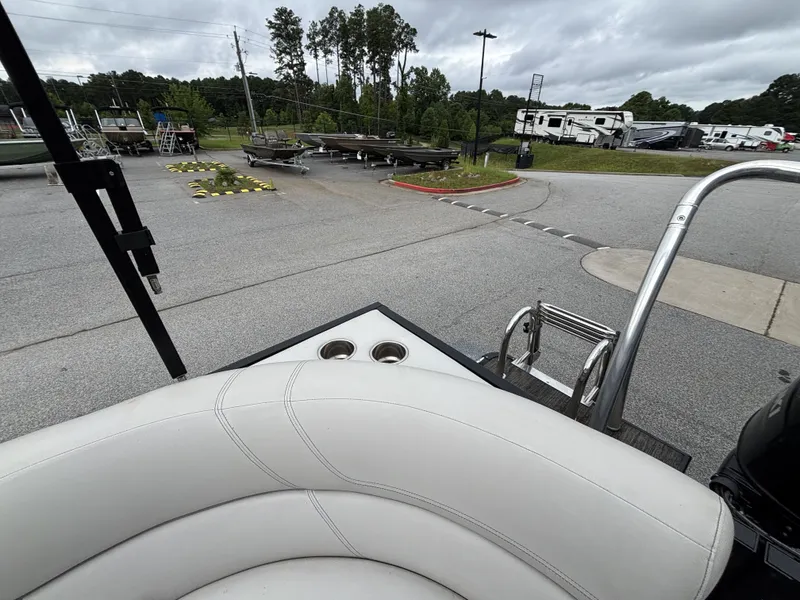 Slide: The Image of Viaggio Diamante D21U w/Suzuki 140HP Engine and Trailer Included 2021 - 30