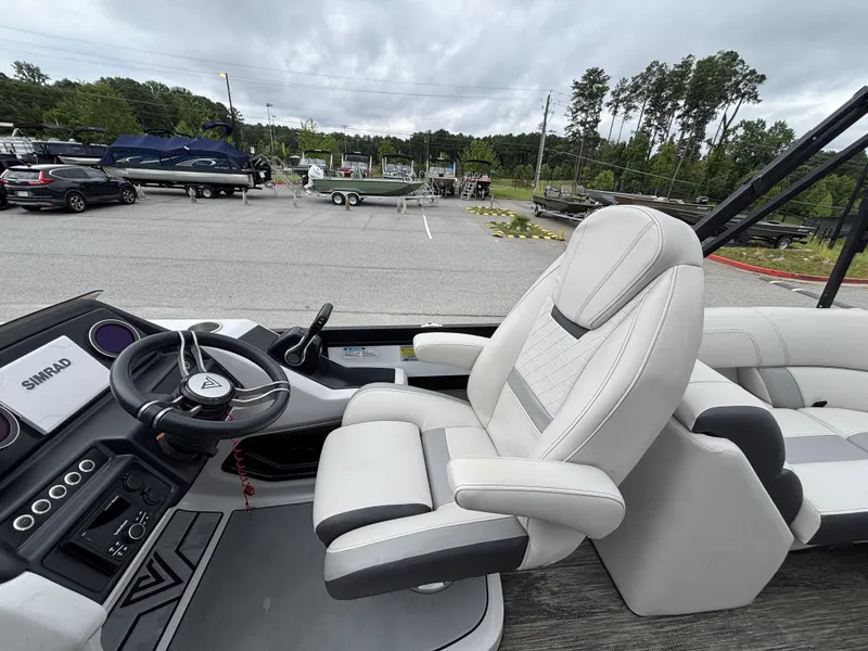 Slide: The Image of Viaggio Diamante D21U w/Suzuki 140HP Engine and Trailer Included 2021 - 34