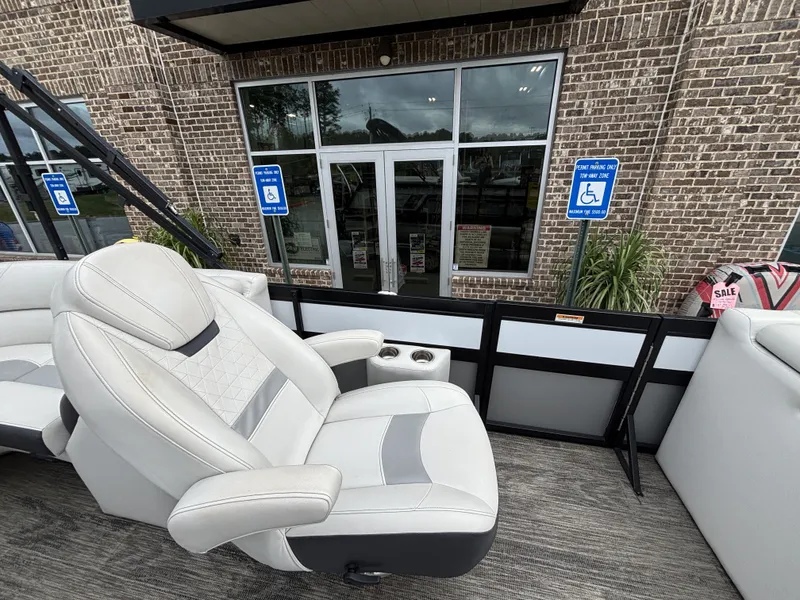 Slide: The Image of Viaggio Diamante D21U w/Suzuki 140HP Engine and Trailer Included 2021 - 35