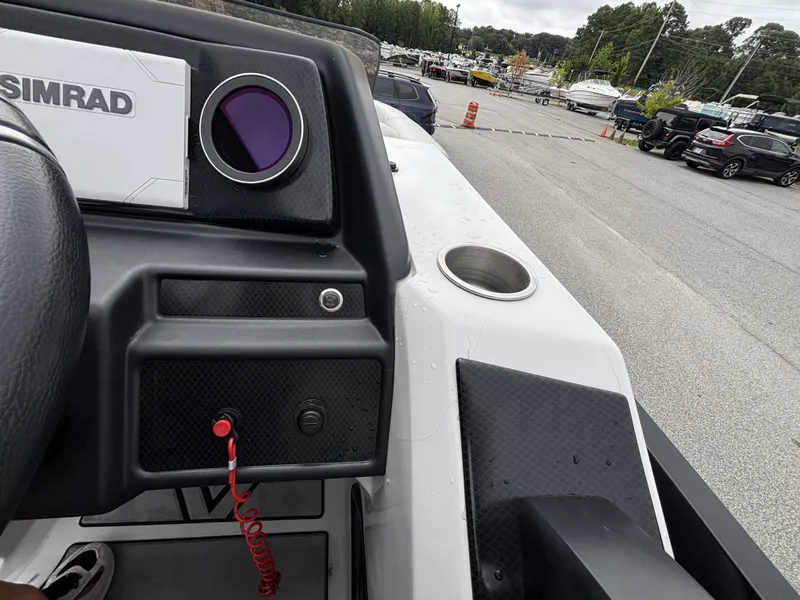 Slide: The Image of Viaggio Diamante D21U w/Suzuki 140HP Engine and Trailer Included 2021 - 37