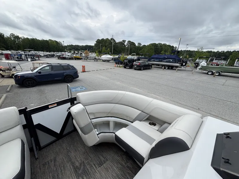 Slide: The Image of Viaggio Diamante D21U w/Suzuki 140HP Engine and Trailer Included 2021 - 40