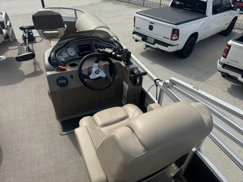 Slide: The Image of Sun Tracker Fishin' Barge 20 DLX 2021 - 10