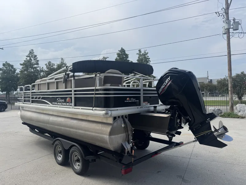 Slide: The Image of Sun Tracker Fishin' Barge 20 DLX 2021 - 11