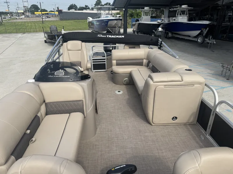 Slide: The Image of Sun Tracker Fishin' Barge 20 DLX 2021 - 13