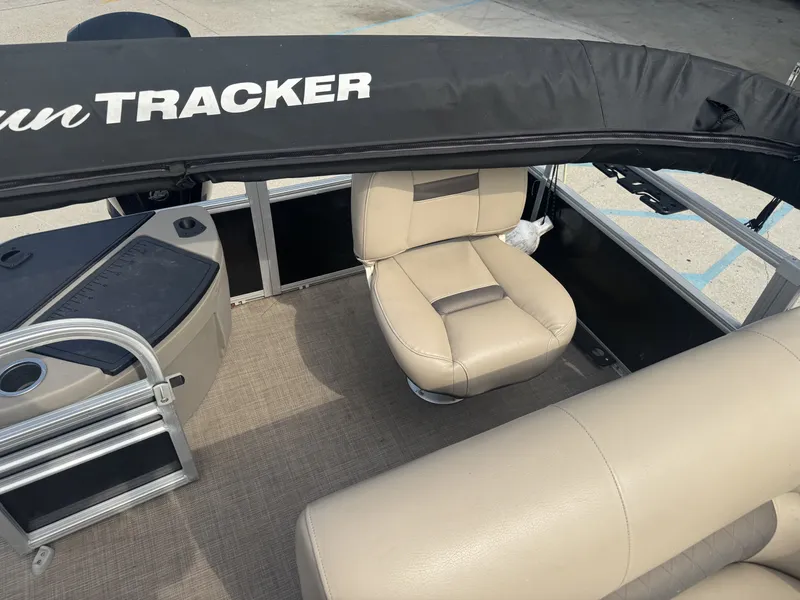 Slide: The Image of Sun Tracker Fishin' Barge 20 DLX 2021 - 14