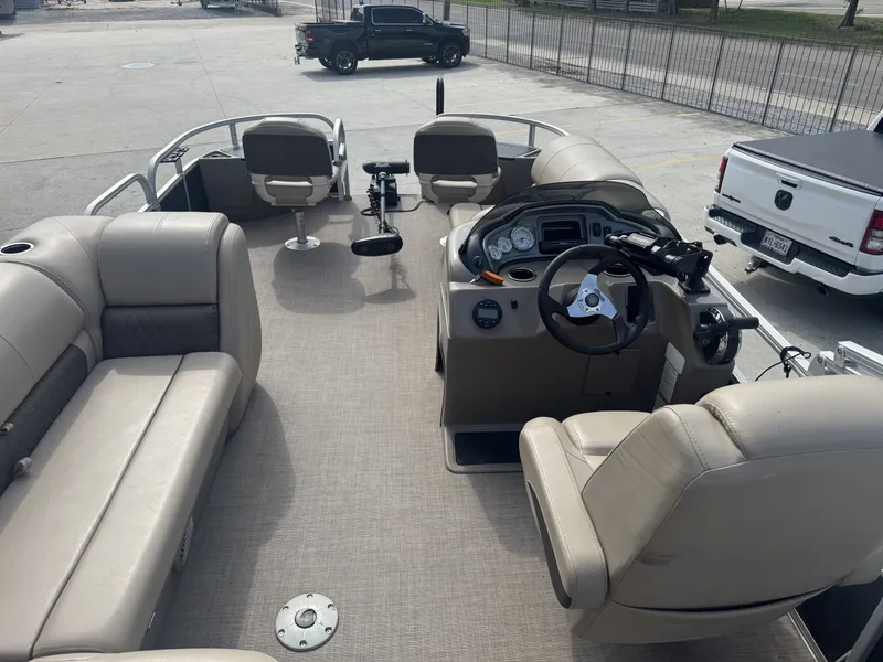 Slide: The Image of Sun Tracker Fishin' Barge 20 DLX 2021 - 15