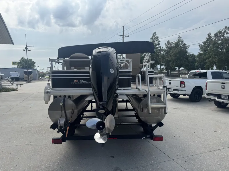 Slide: The Image of Sun Tracker Fishin' Barge 20 DLX 2021 - 4