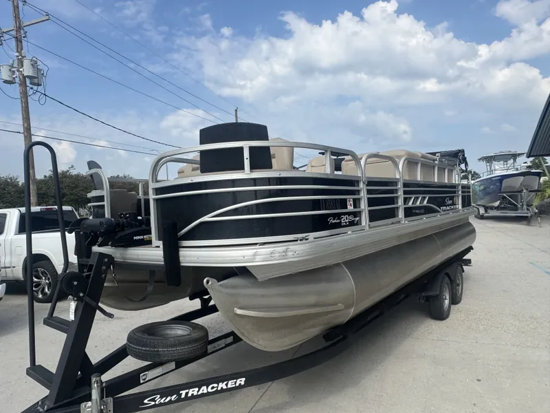 Slide: The Image of Sun Tracker Fishin' Barge 20 DLX 2021 - 6