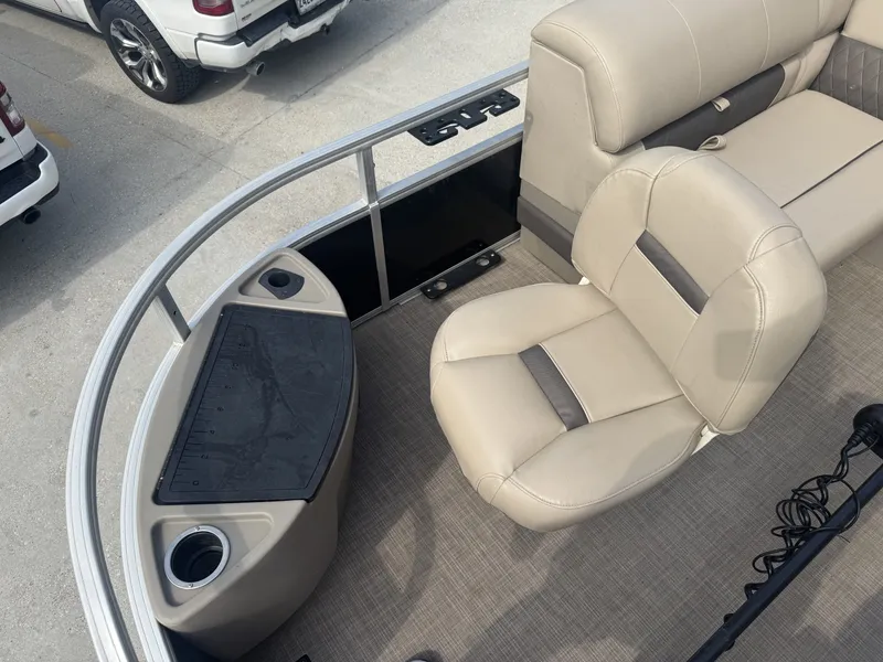 Slide: The Image of Sun Tracker Fishin' Barge 20 DLX 2021 - 7