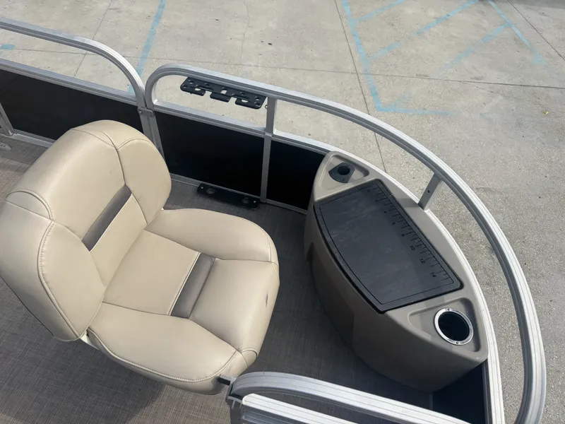 Slide: The Image of Sun Tracker Fishin' Barge 20 DLX 2021 - 8