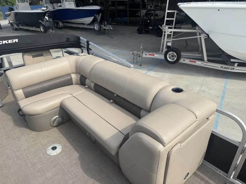 Slide: The Image of Sun Tracker Fishin' Barge 20 DLX 2021 - 9