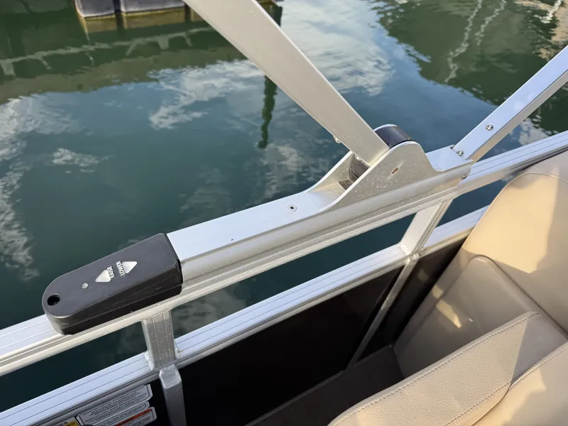 Slide: The Image of Sun Tracker Party Barge 22 RF DLX 2022 - 10