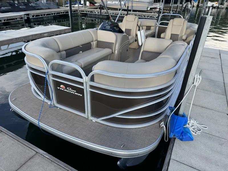 Slide: The Image of Sun Tracker Party Barge 22 RF DLX 2022 - 12