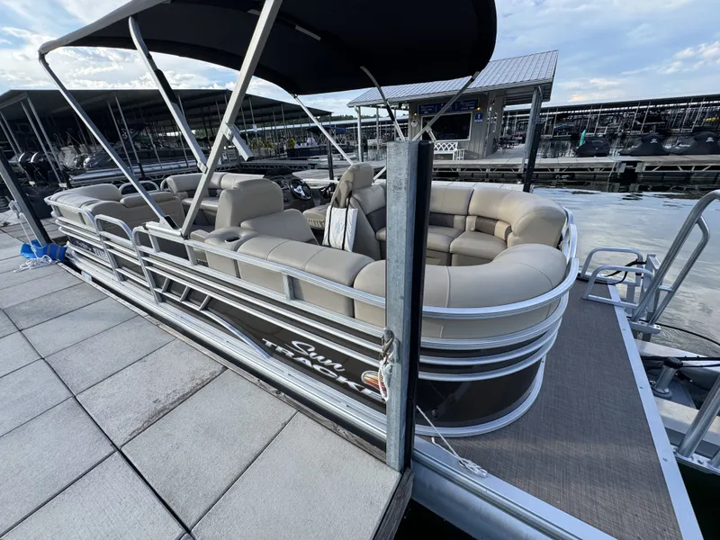 Slide: The Image of Sun Tracker Party Barge 22 RF DLX 2022 - 17