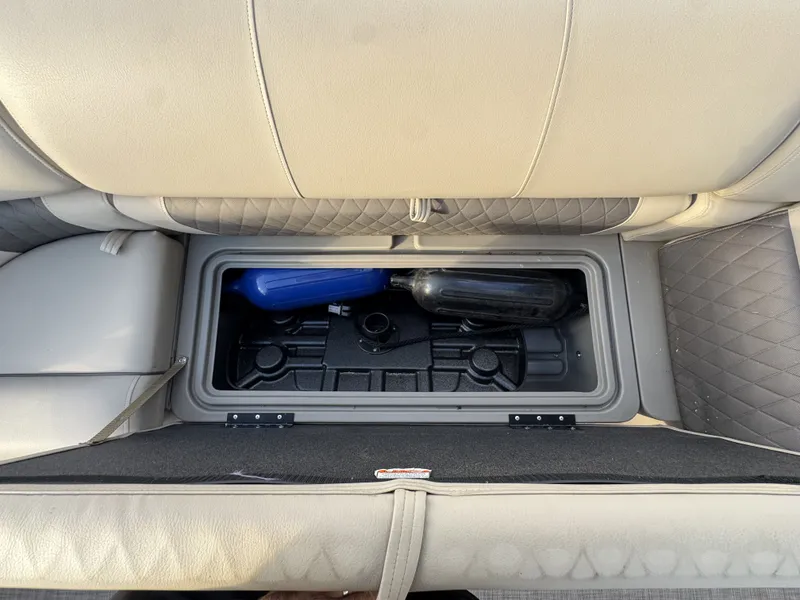 Slide: The Image of Sun Tracker Party Barge 22 RF DLX 2022 - 18