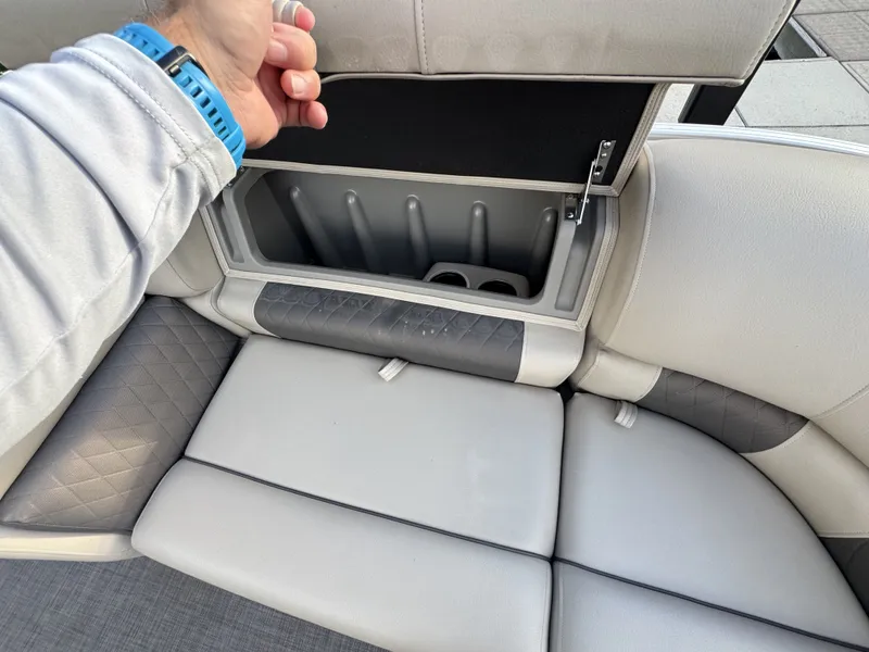 Slide: The Image of Sun Tracker Party Barge 22 RF DLX 2022 - 19