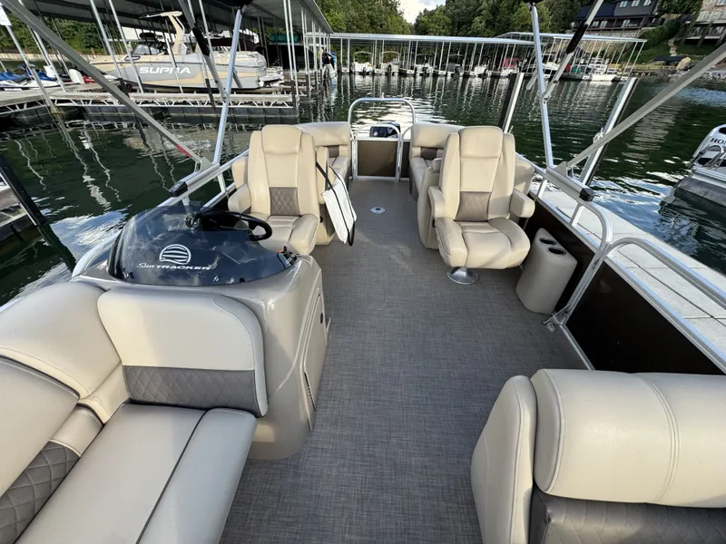 Slide: The Image of Sun Tracker Party Barge 22 RF DLX 2022 - 20