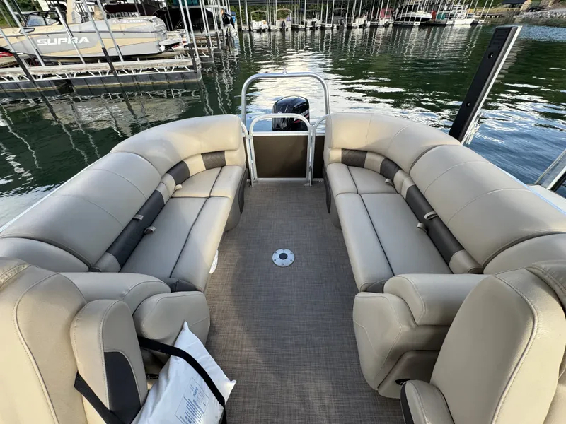 Slide: The Image of Sun Tracker Party Barge 22 RF DLX 2022 - 25