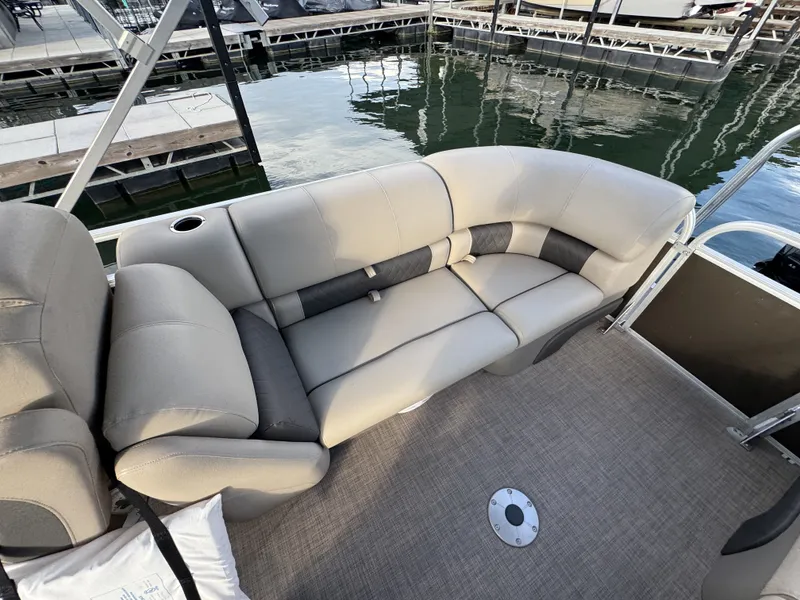 Slide: The Image of Sun Tracker Party Barge 22 RF DLX 2022 - 27