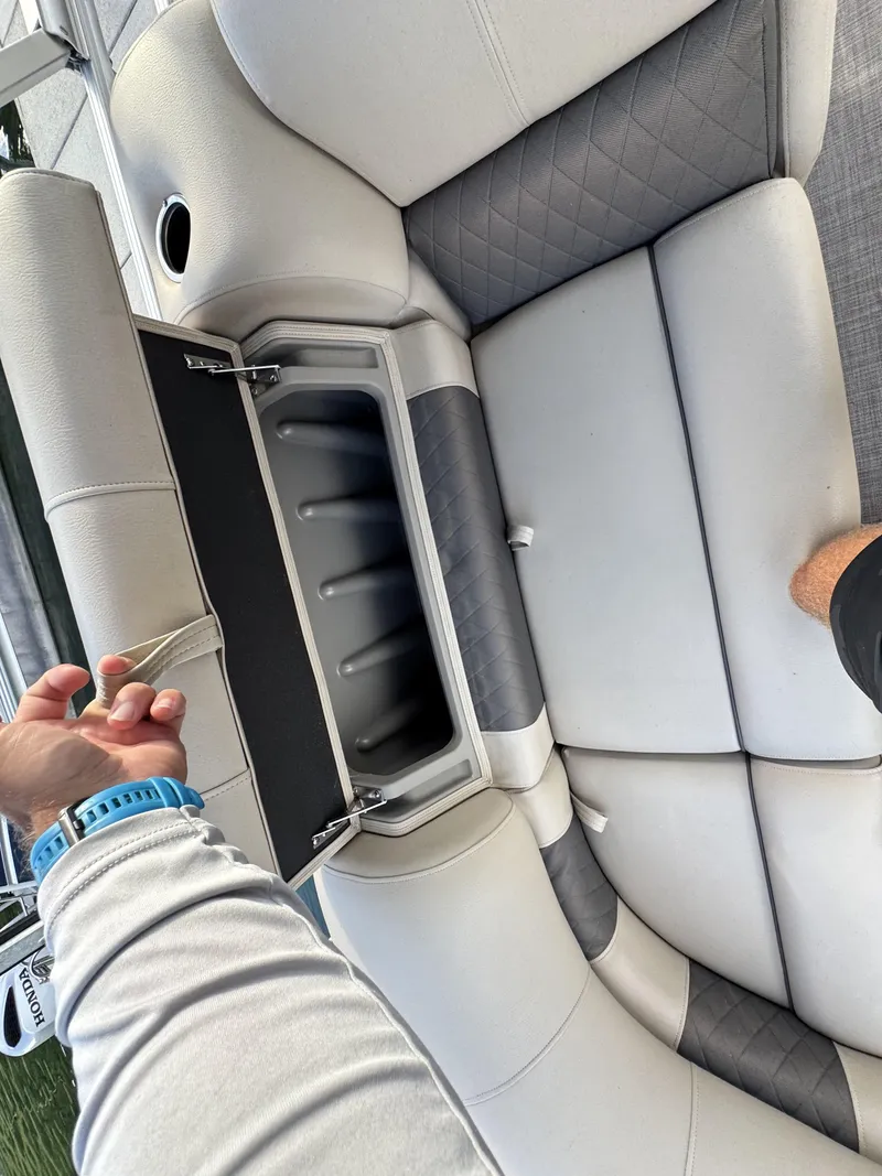 Slide: The Image of Sun Tracker Party Barge 22 RF DLX 2022 - 28