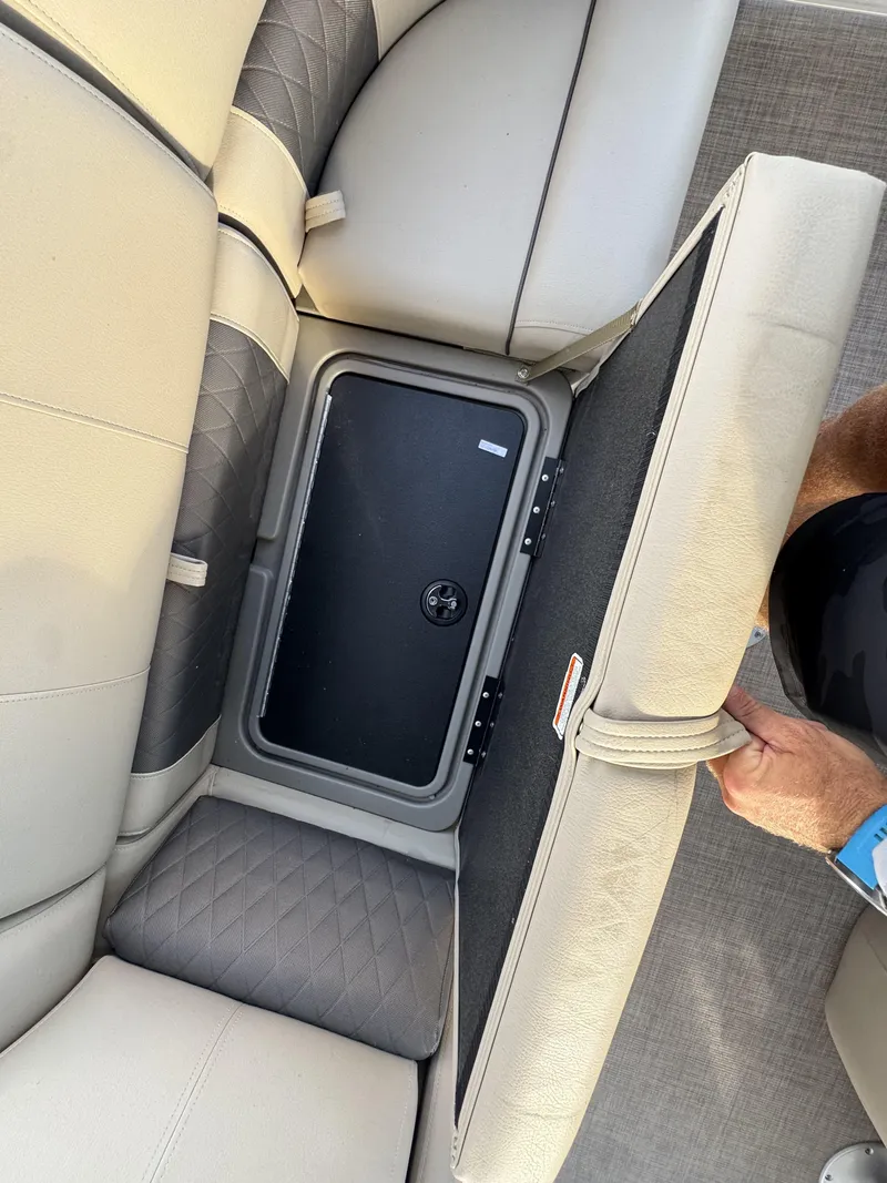 Slide: The Image of Sun Tracker Party Barge 22 RF DLX 2022 - 29