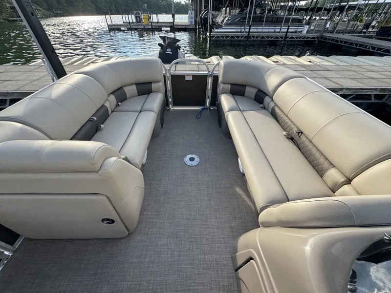 Slide: The Image of Sun Tracker Party Barge 22 RF DLX 2022 - 32