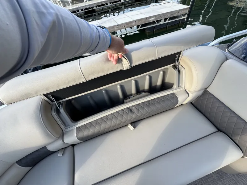 Slide: The Image of Sun Tracker Party Barge 22 RF DLX 2022 - 4