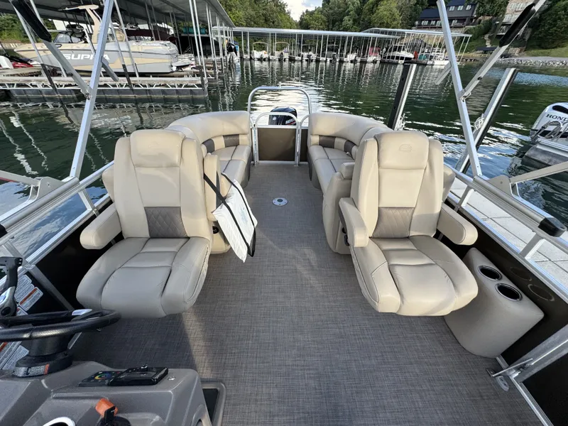 Slide: The Image of Sun Tracker Party Barge 22 RF DLX 2022 - 5