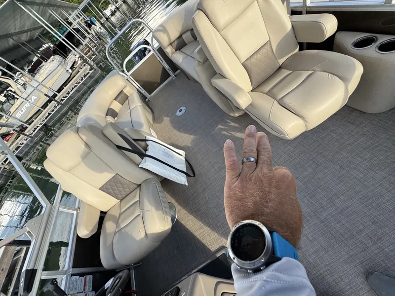 Slide: The Image of Sun Tracker Party Barge 22 RF DLX 2022 - 8