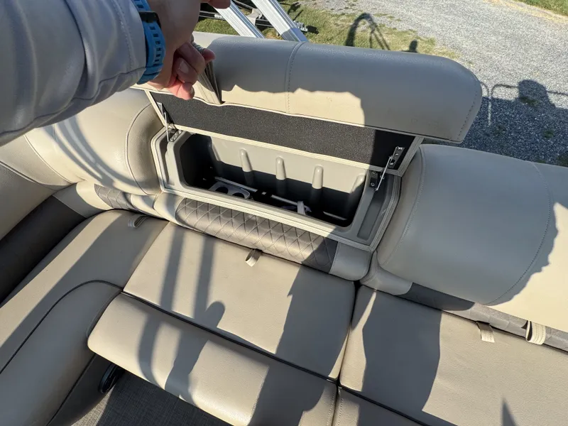 Slide: The Image of Sun Tracker Sportfish 24 XP3 2023 - 11