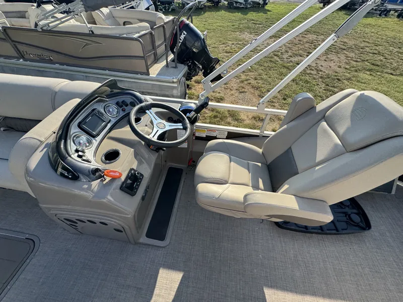 Slide: The Image of Sun Tracker Sportfish 24 XP3 2023 - 12