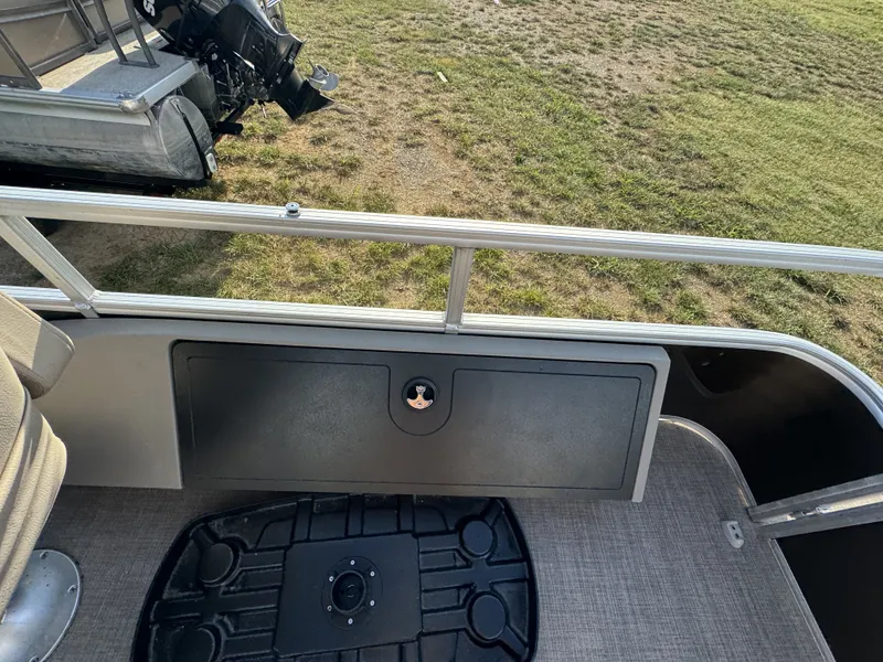 Slide: The Image of Sun Tracker Sportfish 24 XP3 2023 - 16