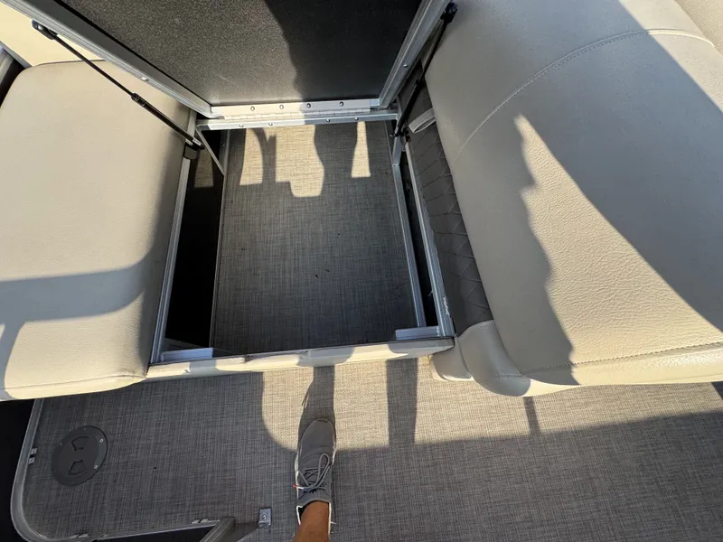 Slide: The Image of Sun Tracker Sportfish 24 XP3 2023 - 18