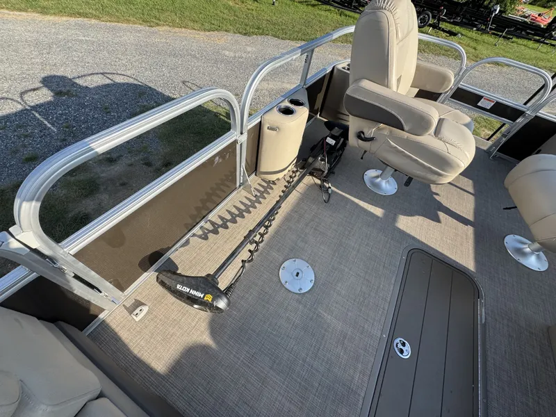 Slide: The Image of Sun Tracker Sportfish 24 XP3 2023 - 32