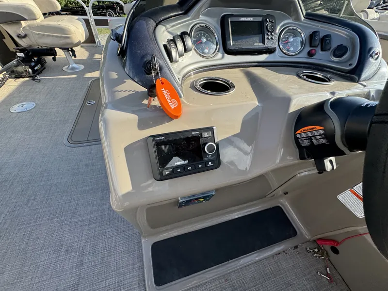 Slide: The Image of Sun Tracker Sportfish 24 XP3 2023 - 35