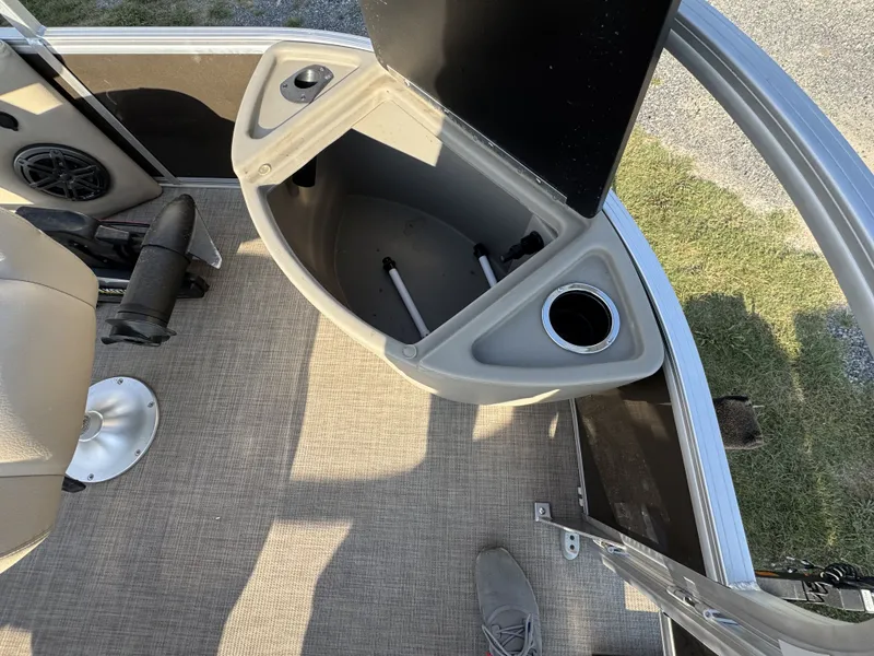 Slide: The Image of Sun Tracker Sportfish 24 XP3 2023 - 9