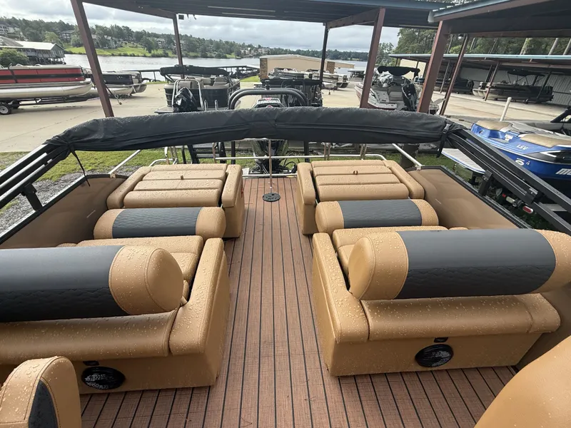 Slide: The Image of Bentley Pontoons 253 Elite Swingback Quad 2026 - 9