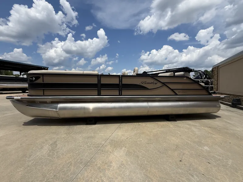 Slide: The Image of Bentley Pontoons Legacy Quad 243 2026 - 3