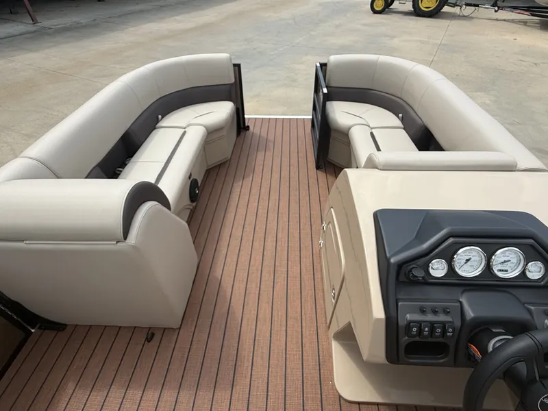 Slide: The Image of Bentley Pontoons Legacy Quad 243 2026 - 4