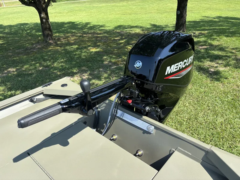 Slide: The Image of Tracker Grizzly 1654 T Sportsman 2026 - 11