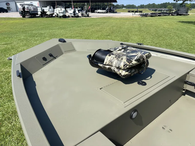 Slide: The Image of Tracker Grizzly 1654 T Sportsman 2026 - 13