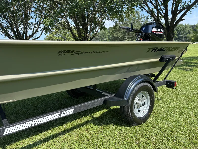 Slide: The Image of Tracker Grizzly 1654 T Sportsman 2026 - 4