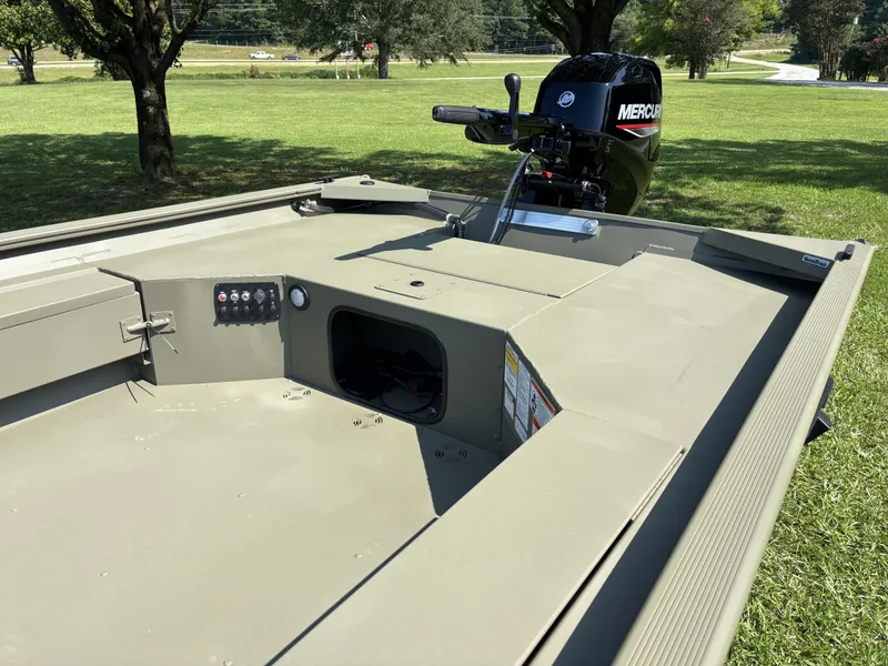 Slide: The Image of Tracker Grizzly 1654 T Sportsman 2026 - 5